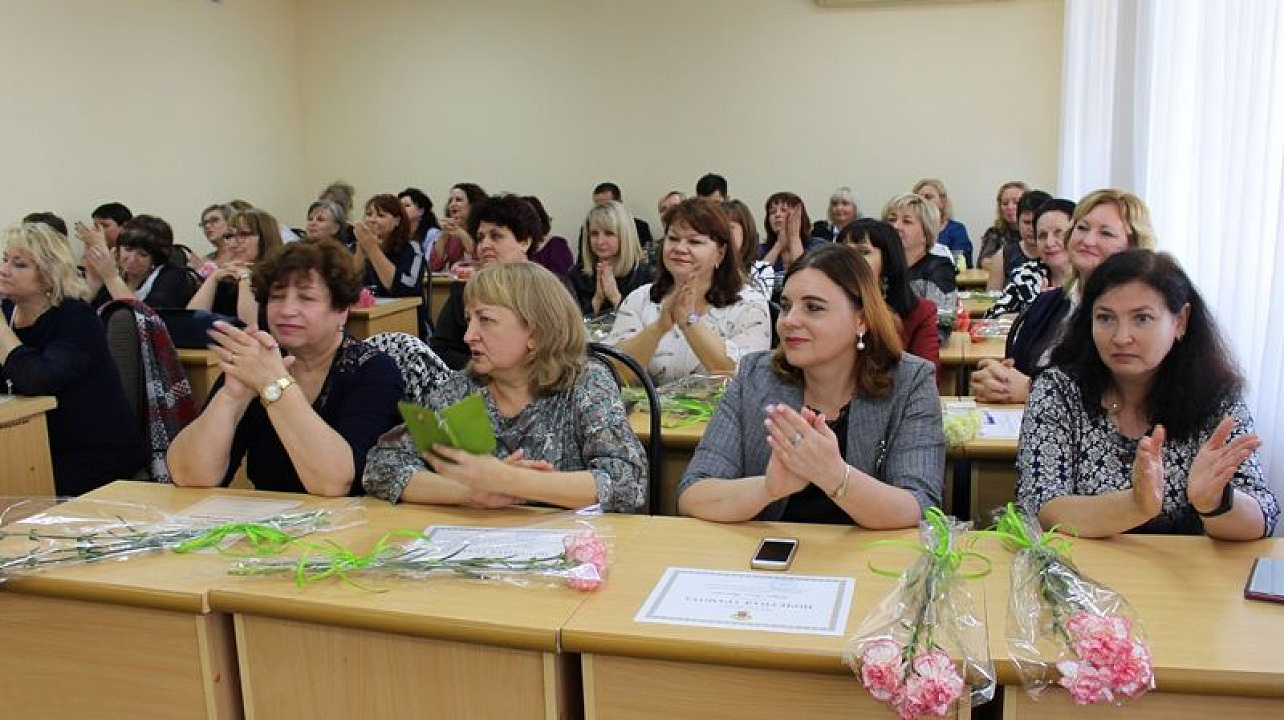 В Центральном округе поздравили преподавателей с профессиональным праздником