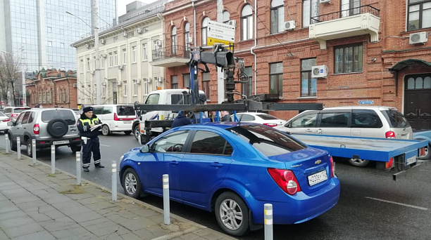 За неправильную парковку — штраф и эвакуация: ещё один рейд прошёл в Краснодаре