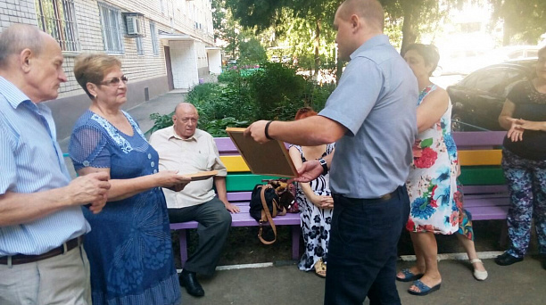 Жителям дома в Фестивальном микрорайоне вручили Почётную грамоту за 3 место в конкурсе «Лучший многоквартирный дом»