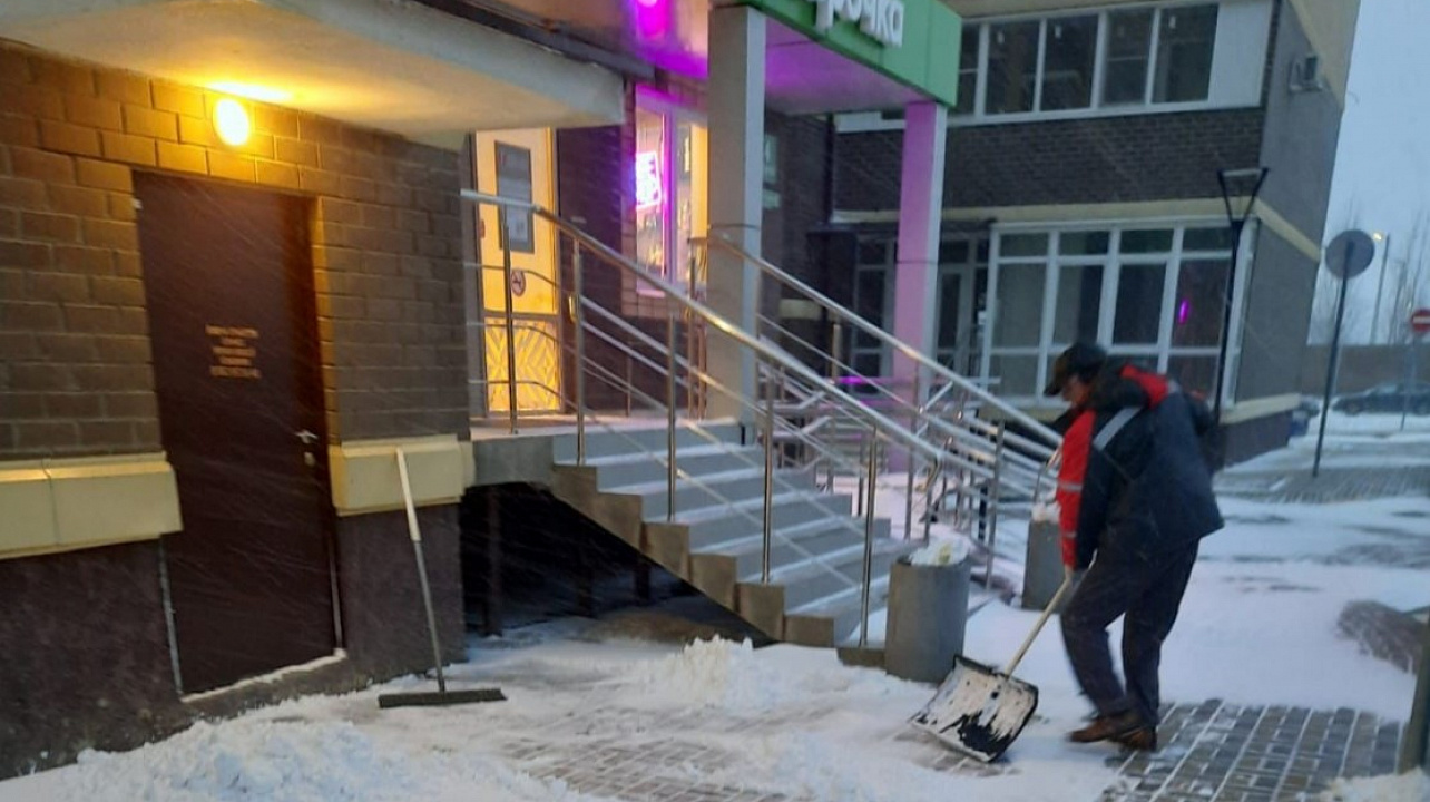 Управляющие организации расчищают от снега дворы Краснодара
