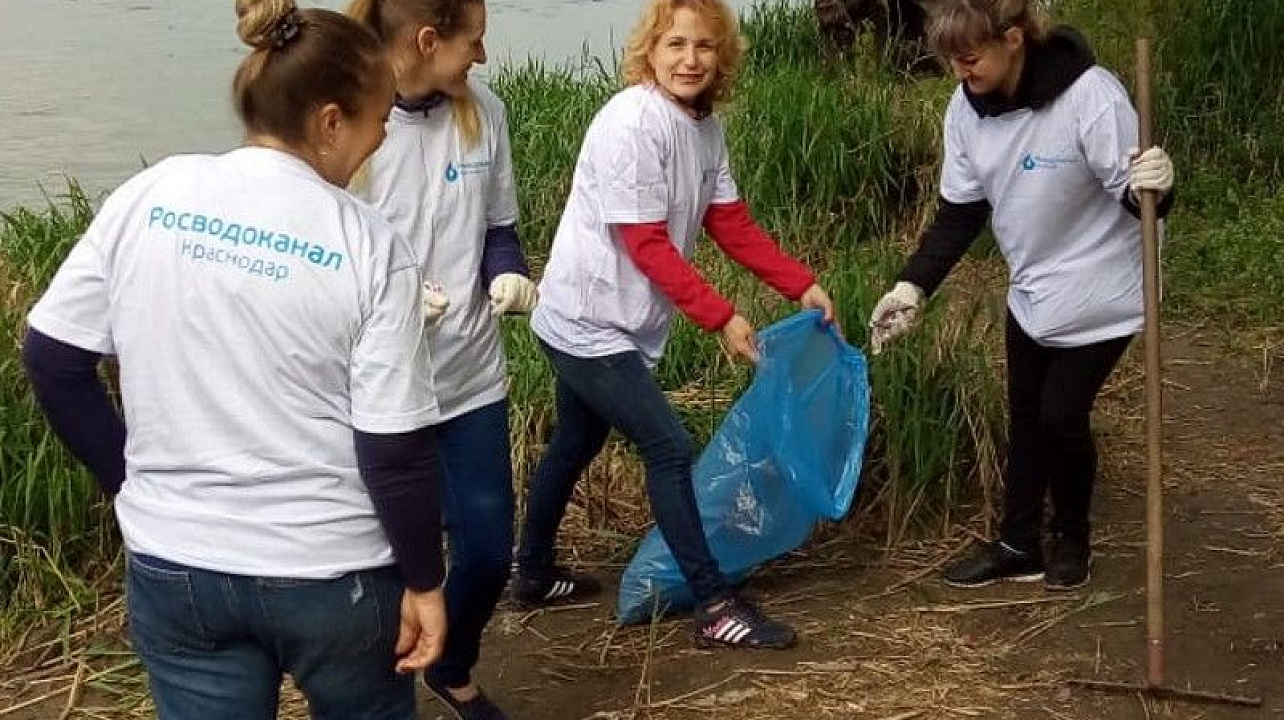 Экологический десант «Краснодар Водоканала» провел уборку берега реки Кубань