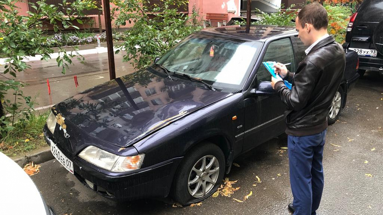 В Западном округе продолжаются рейды по выявлению брошенных машин