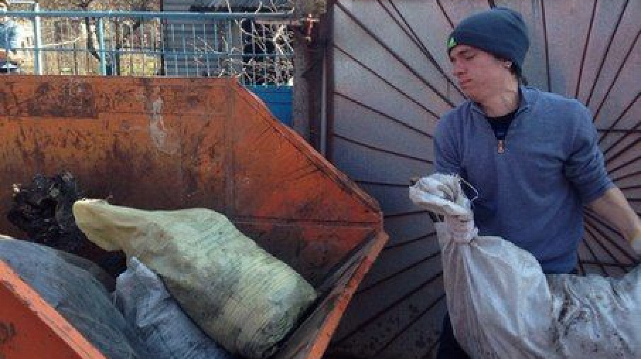 Члены молодежного Совета при главе Прикубанского округа оказали помощь ветерану войны