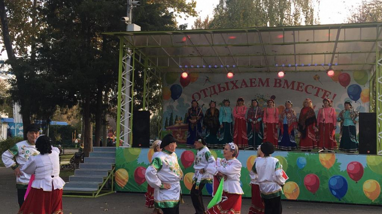 В День народного единства творческие коллективы  Дома культуры Западного округа подарили  краснодарцам  концерты и шоу-программы