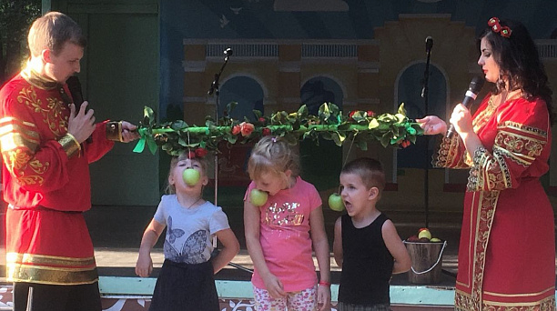 Жители Центрального округа отметили Яблочный спас