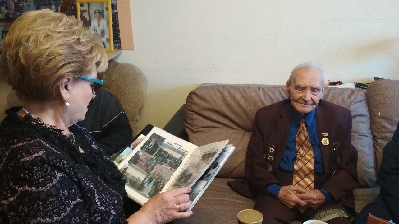 Председатель Городской Думы Краснодара и глава администрации Карасунского округа поздравили ветерана Николая Литвина с 76-й годовщиной освобождения Краснодара