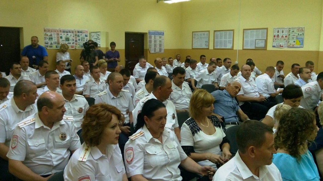 Администрация Западного округа поздравила с 81-годовщиной сотрудников ГИБДД