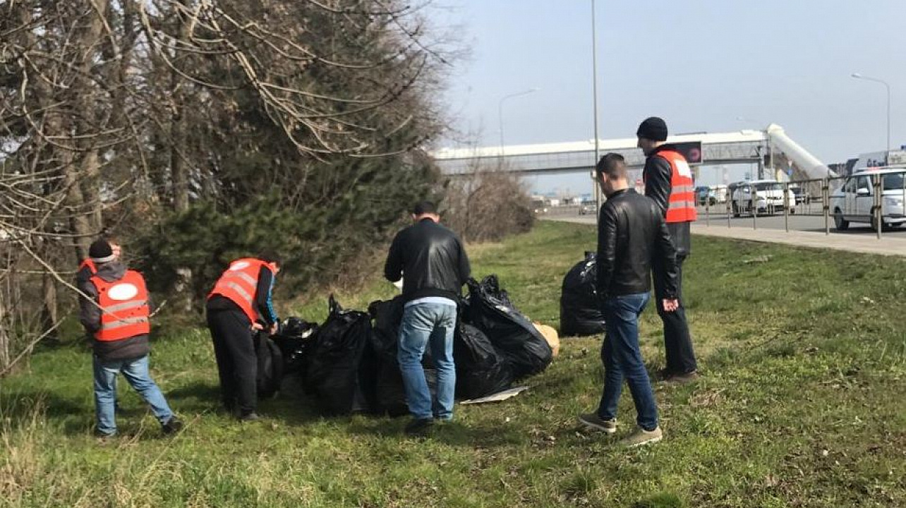 В рамках челленджа #trashtag в Краснодаре очистили от мусора участок Ростовского шоссе