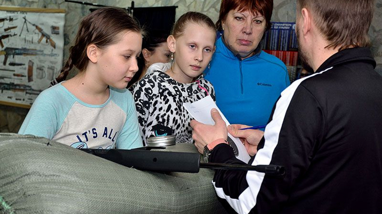 В стрелковом тире на базе 80-й школы состоялся III открытый кубок «Снайпер-2015» по стрельбе из пневматической винтовки