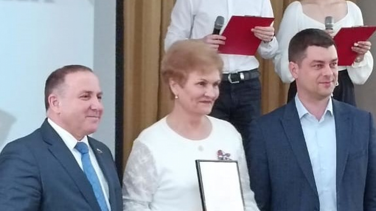 Глава Прикубанского округа Александр Журавлев вручил председателям ТОС благодарственные письма Законодательного Собрания края 