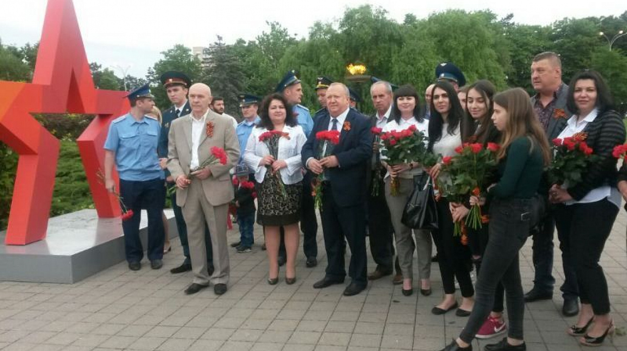 Сегодня ко всем мемориалам и памятным доскам Центрального округа возложили цветы