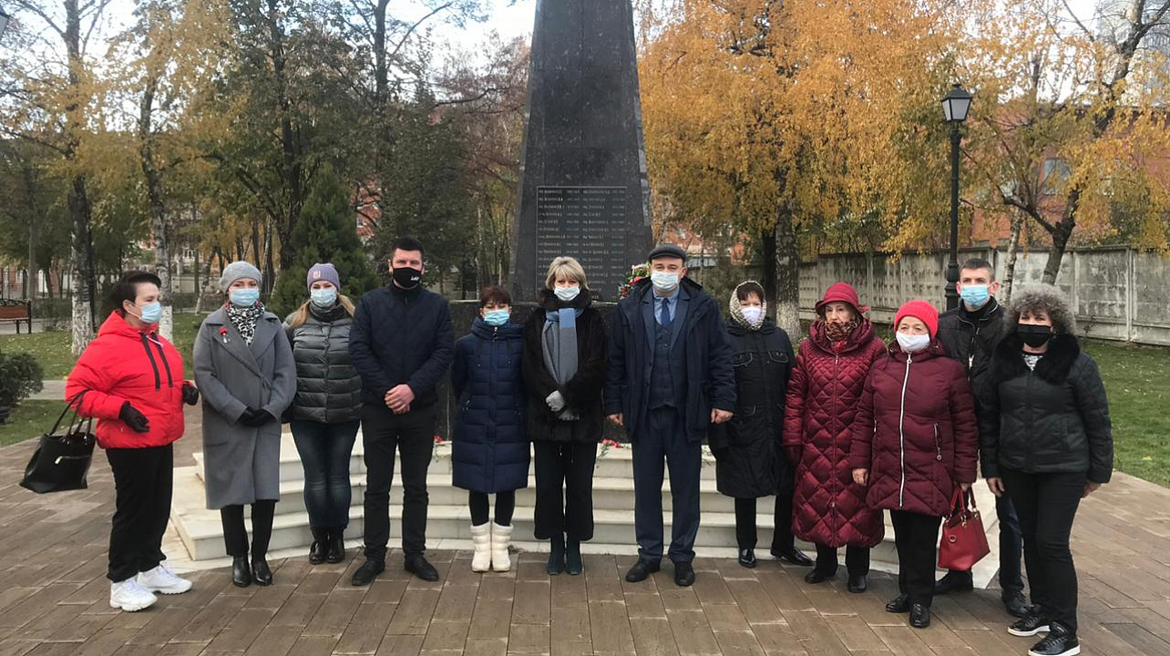 Сегодня глава администрации Прикубанского округа Александр Журавлев возложил цветы у могилы Неизвестного летчику по улице Совхозной