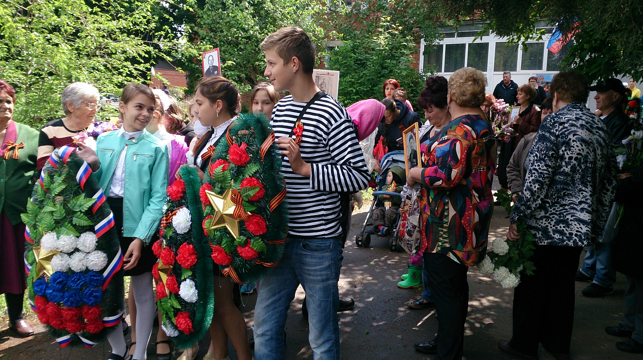 Жители посёлка в День Победы подхватили эстафету «Бессмертного полка»