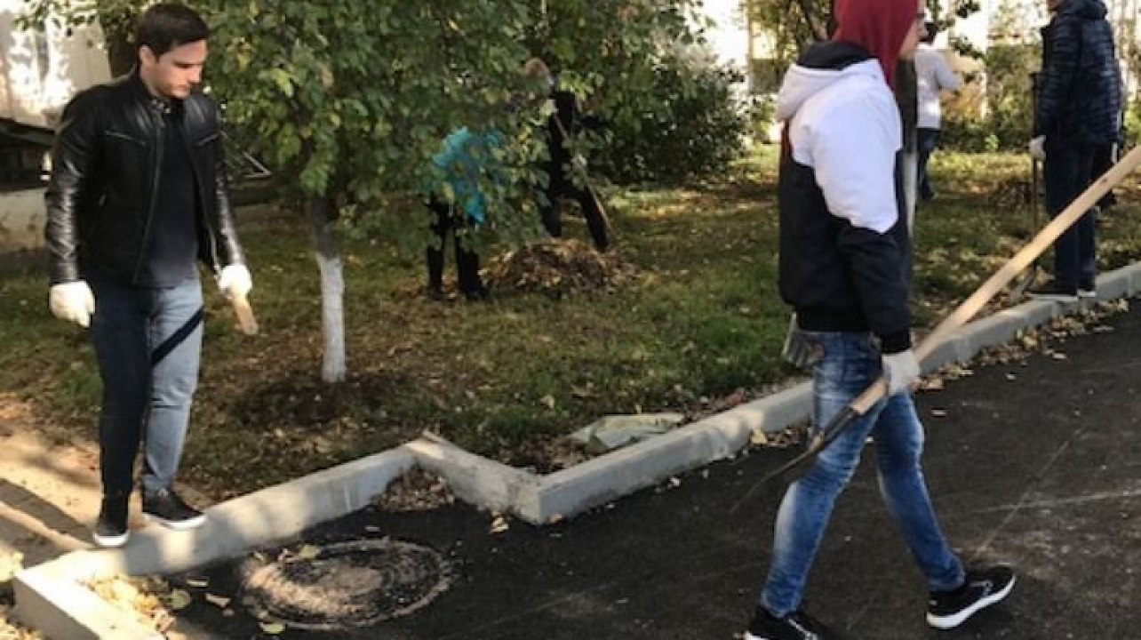 На аллее им.80-летия Краснодарского края в Западном округе продолжается благоустройство