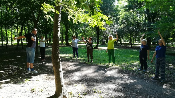 В Чистяковской Роще продолжаются занятия гимнастикой на открытом воздухе для граждан старшего поколения
