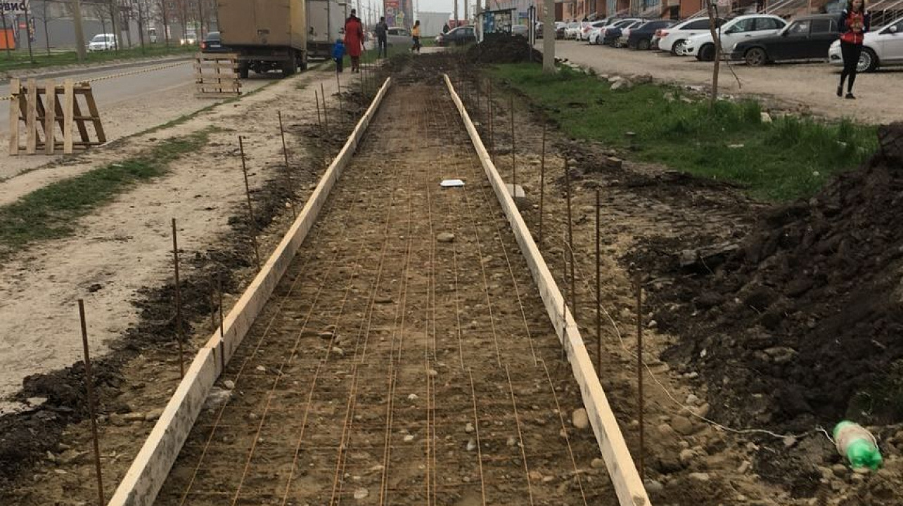 В Музыкальном микрорайоне строят новый тротуар