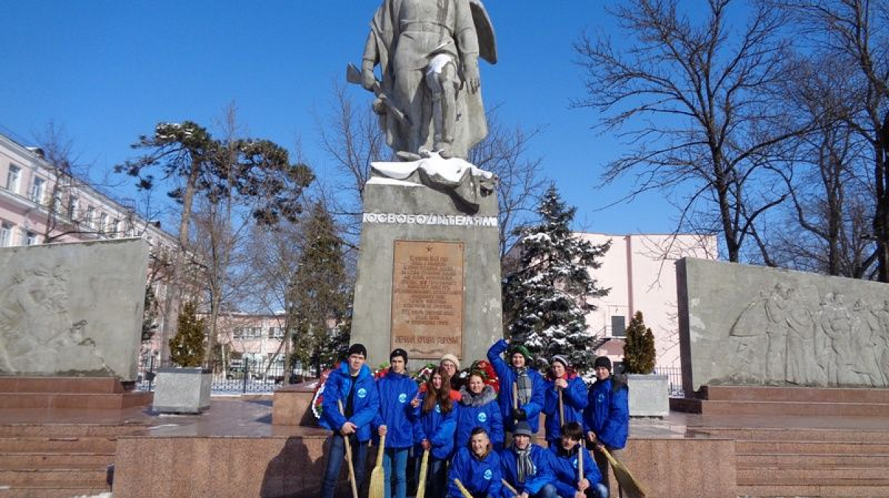 В Центральном округе от снега очистили памятник Воинам-освободителям Краснодара