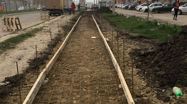 В Музыкальном микрорайоне строят новый тротуар