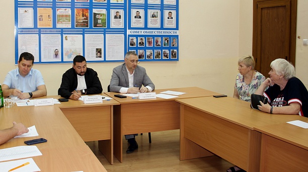 Первый заместитель главы администрации Центрального округа Сергей Громыко в ТЦ № 36 провел выездной приём руководителей органов ТОС 