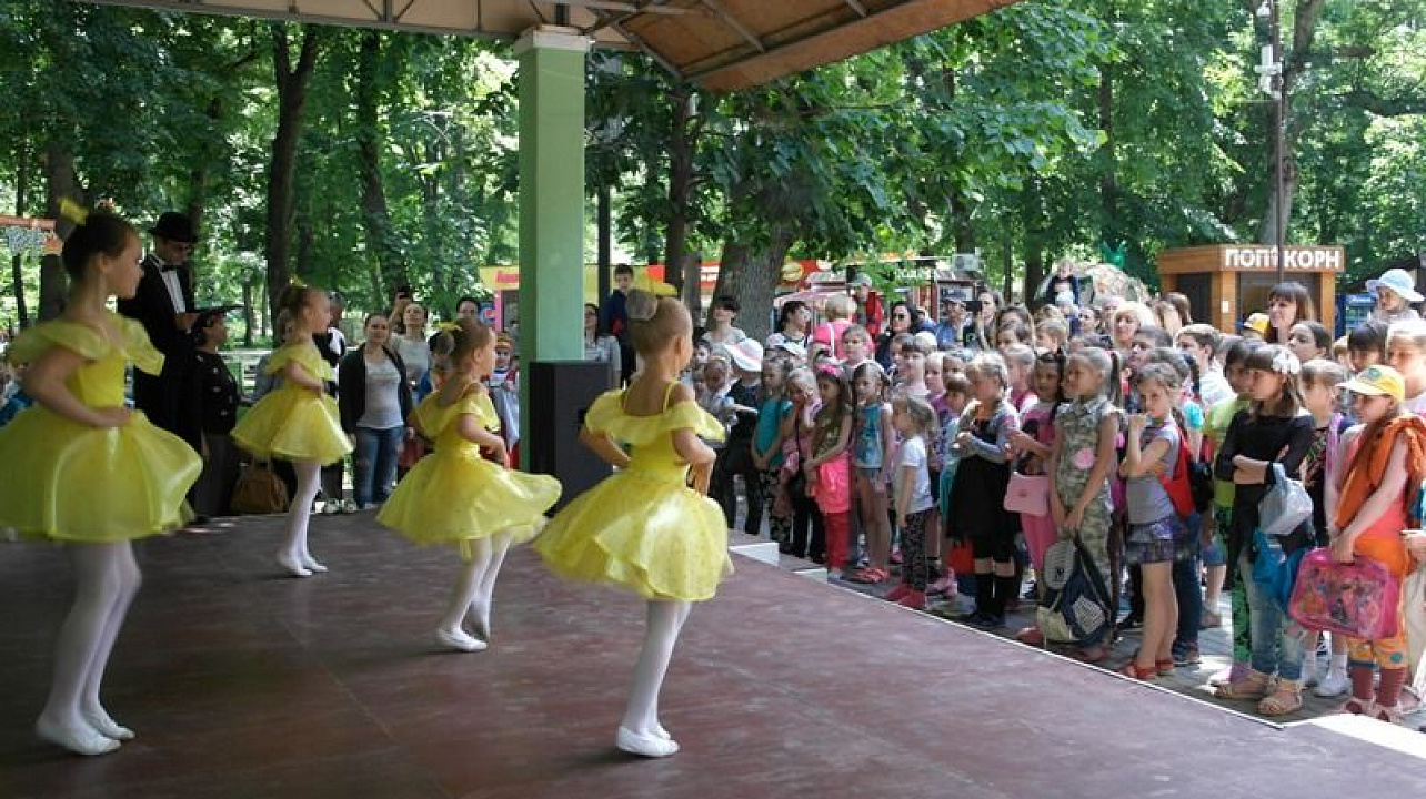 В Центральном округе прошло два мероприятия, посвященных 217-й годовщине со дня рождения великого русского поэта А.С. Пушкина