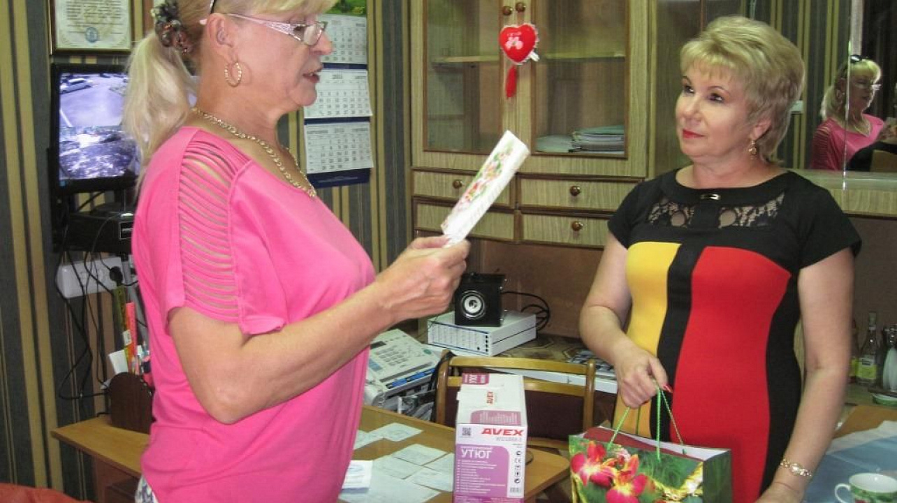 С 55-летним юбилеем общественники поздравили председателя ТОС №548 Елену Крюкову