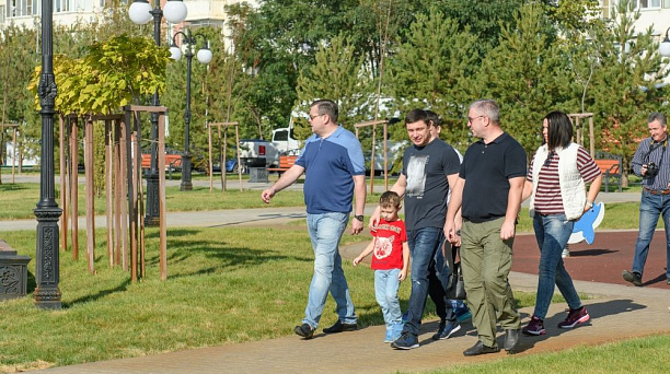 Новые деревья и ожидание строительства единой набережной Краснодара: В Юбилейном прошёл общегородской субботник