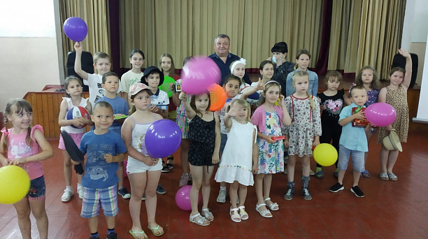 В преддверии Дня России  депутаты ЗСК Александр Трубилин и Владимир Порханов передали подарки детям хутора Копанского