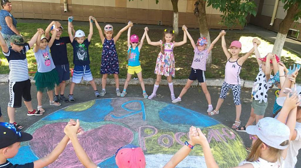 В школах Западного округа отметили День флага России