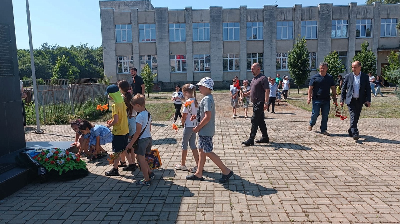 Акция «Свеча памяти» и возложения цветов у памятников участникам Великой Отечественной войны сегодня прошли по всему Прикубанскому округу