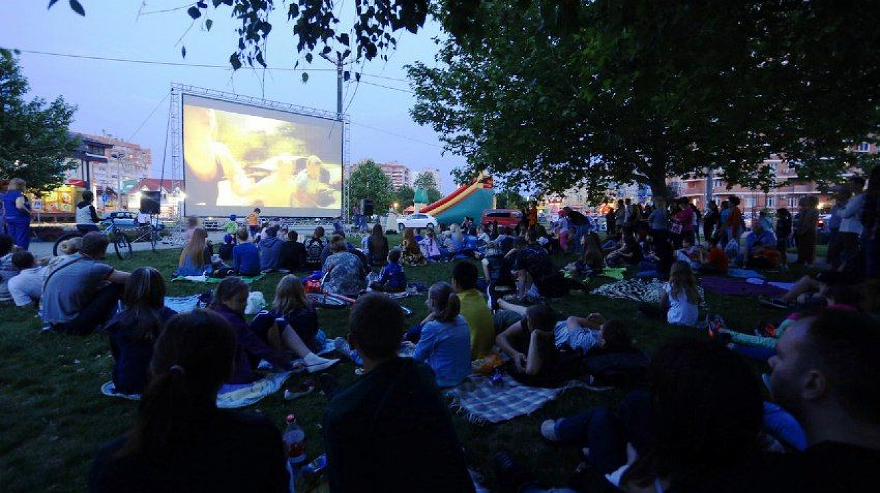 В Юбилейном микрорайоне состоялся показ фильма на открытом воздухе
