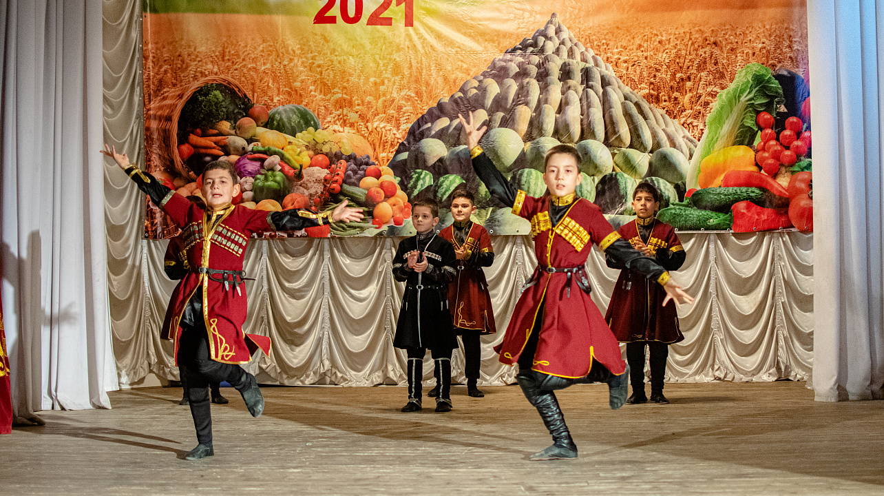 Таджики Краснодара отметили национальный праздник «Мехргон» (Урожай) (9).jpg