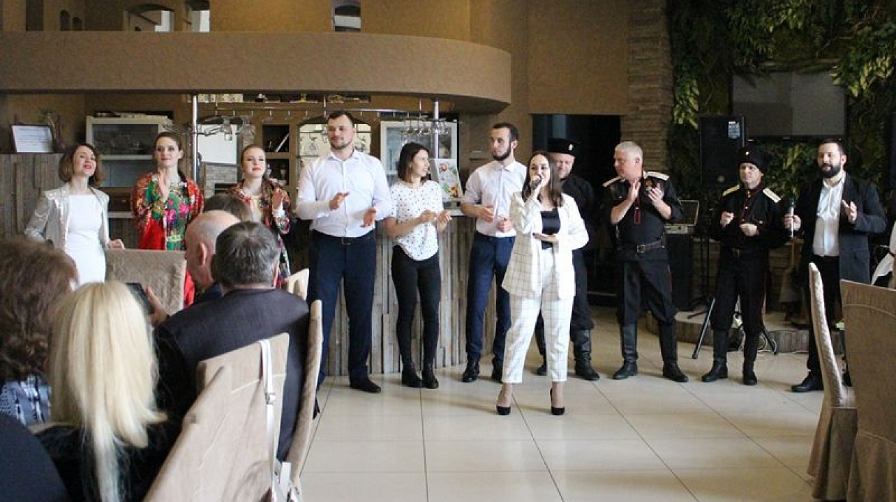 В Центральном округе поздравили общественников с наступающим Международным женским днем