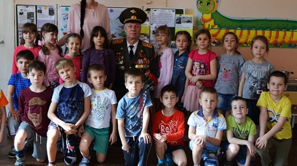 Настоящий полковник в гостях у ребят из детского сада № 232 Западного округа