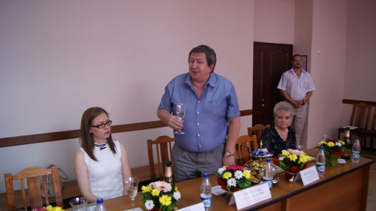 Глава Западного округа поздравил работников медицины