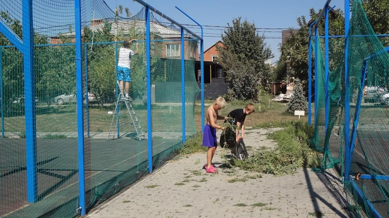 По улице Геодезической актив ТОС №481 провел субботник