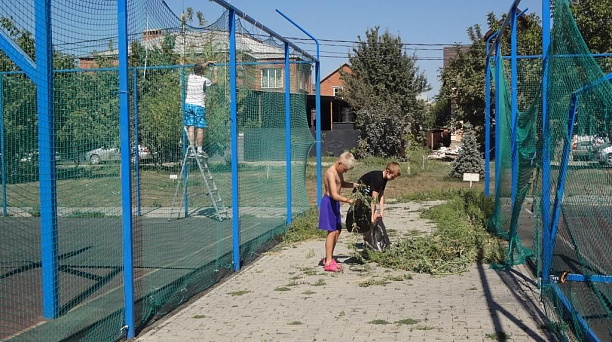 По улице Геодезической актив ТОС №481 провел субботник