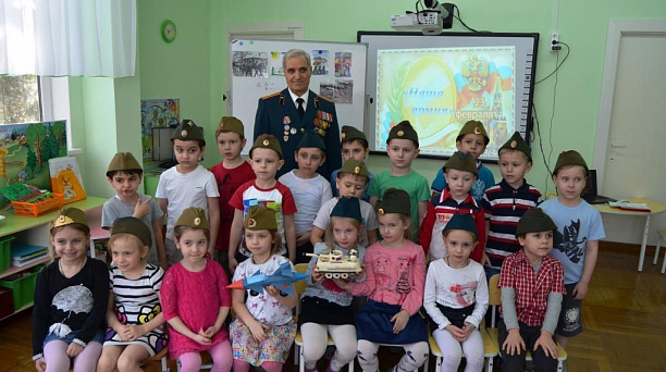 Воспитанники детского сада Западного округа встретились с ветераном Вооруженных сил России
