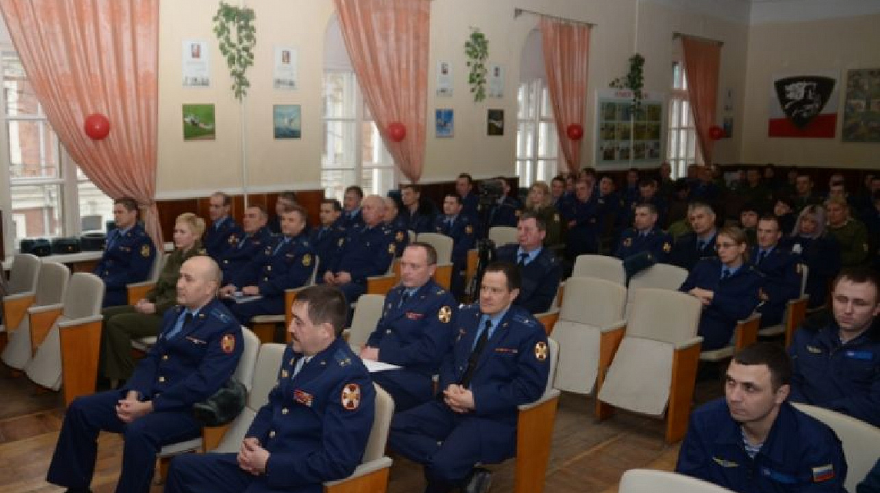 В Центральном округе состоялось праздничное мероприятие, посвященное Дню защитника Отечества, на котором поздравили военнослужащих войсковых частей № 3774, № 3692, № 6820, дислоцированных на территории округа. Творческие коллективы Городского дома культур