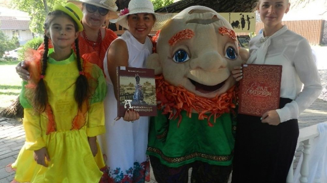 Сотрудники библиотеки Западного округа приняли участие в праздничном мероприятии «Народный праздник Яблочный Спас»