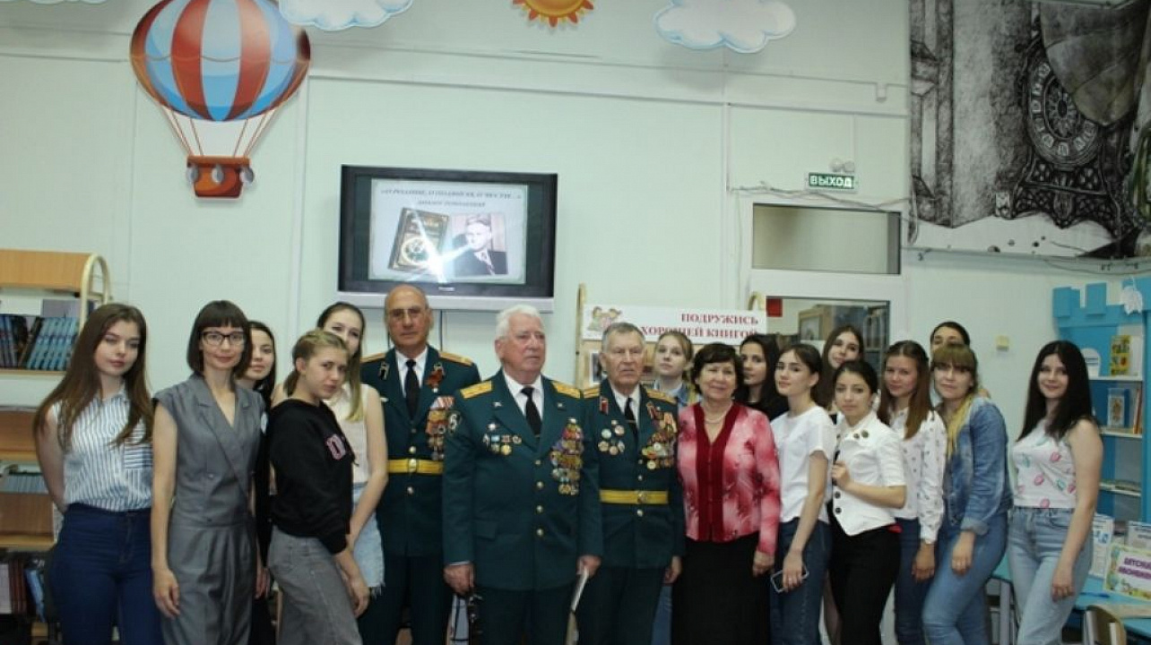 В библиотеке им. Н. А. Некрасова состоялся диалог поколений «О Родине, о подвигах, о чести…»