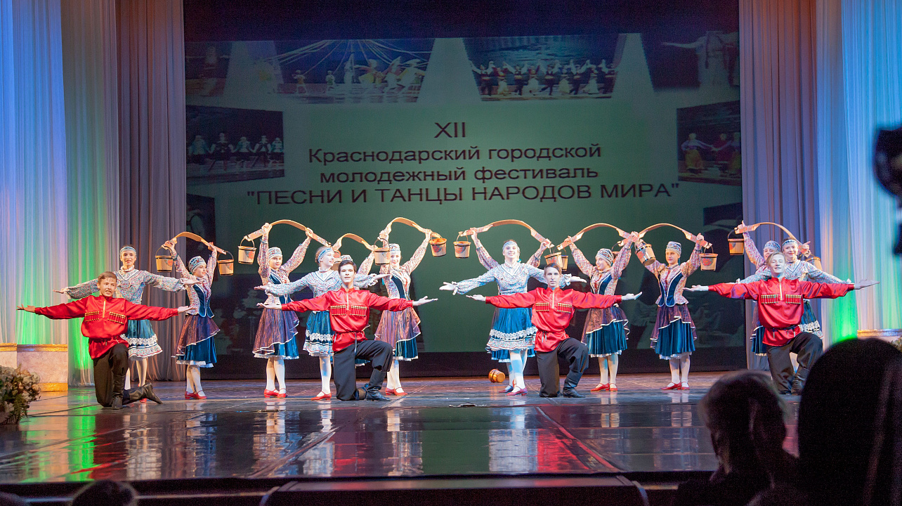 XII Краснодарский городской молодёжный фестиваль «Песни и танцы народов мира» объединил сотни горожан р (2).jpg