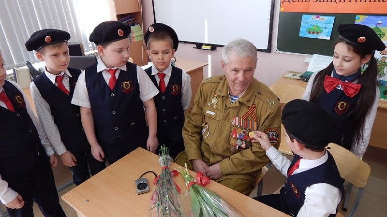 Полковник Владимир Чудновский провел урок мужества с с учениками начальных классов МБОУ НОШ № 94.jpg
