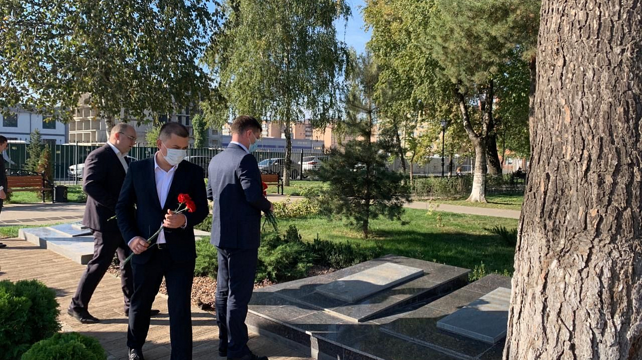 Журавлев возложил цветы у памятника в сквере Памяти на улице Российской