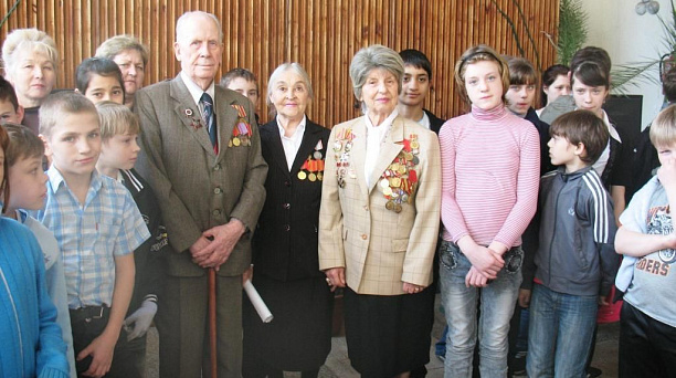 Творческие коллективы Центра культуры и досуга Прикубанского округа дали концерт для школьников и ветеранов