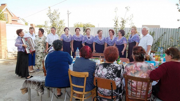 Песенный праздник для пожилых прошел в микрорайоне улиц Средней-Народной