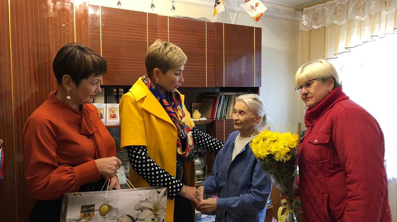 Жительницу микрорайона имени Вавилова поздравили с 95-летием