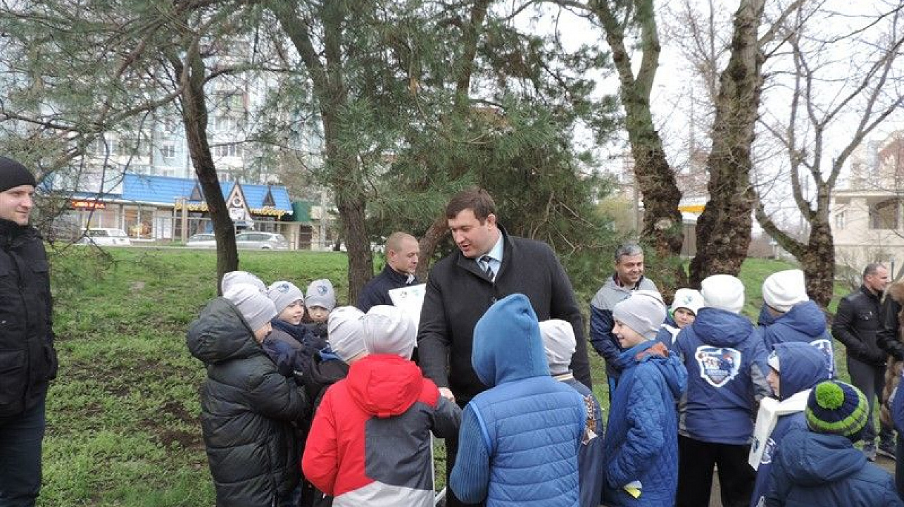 Воспитанники детской сборной талантливых боксеров и кикбоксеров Краснодара заложили аллею славы в «Рождественском» парке.jpg
