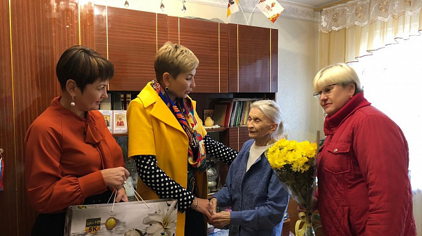 Жительницу микрорайона имени Вавилова поздравили с 95-летием