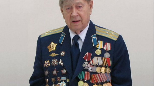 Председатель совета ветеранов Центрального округа Геннадий Пащевский принимает поздравления