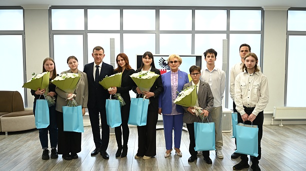 Евгений Наумов и Вера Галушко вручили ключи от нового жилья детям-сиротам